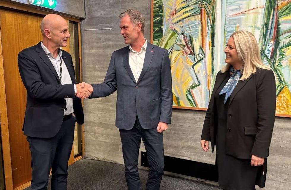 Frå venstre: Rådmann i Tysvær kommune, Sigurd Eikje, direktør i Veidekke Bygg Syd, Are Westbye, og ordførar i Tysvær kommune, Monika Lindanger.