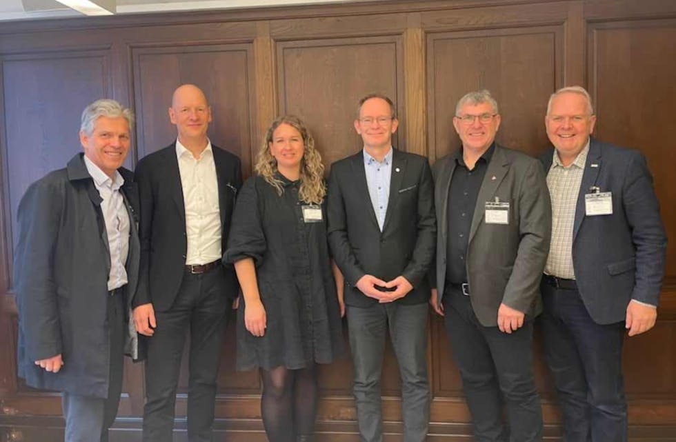 Delegasjonen som måndag reiste til Oslo for å ta opp saka om Vestlandslegen bestod av to representantar frå Haugalandsrådet, Marte Eide Klovning (ordførar i Utsira kommune) og Ole Johan Vierdal (ordførar i Vindafjord kommune), administrerande direktør i Helse Fonna, Anders Hovland, eigardirektør i Helse Vest, Ivar Eriksen, og dagleg leiar i Haugaland Vekst, Sigmund Lier.