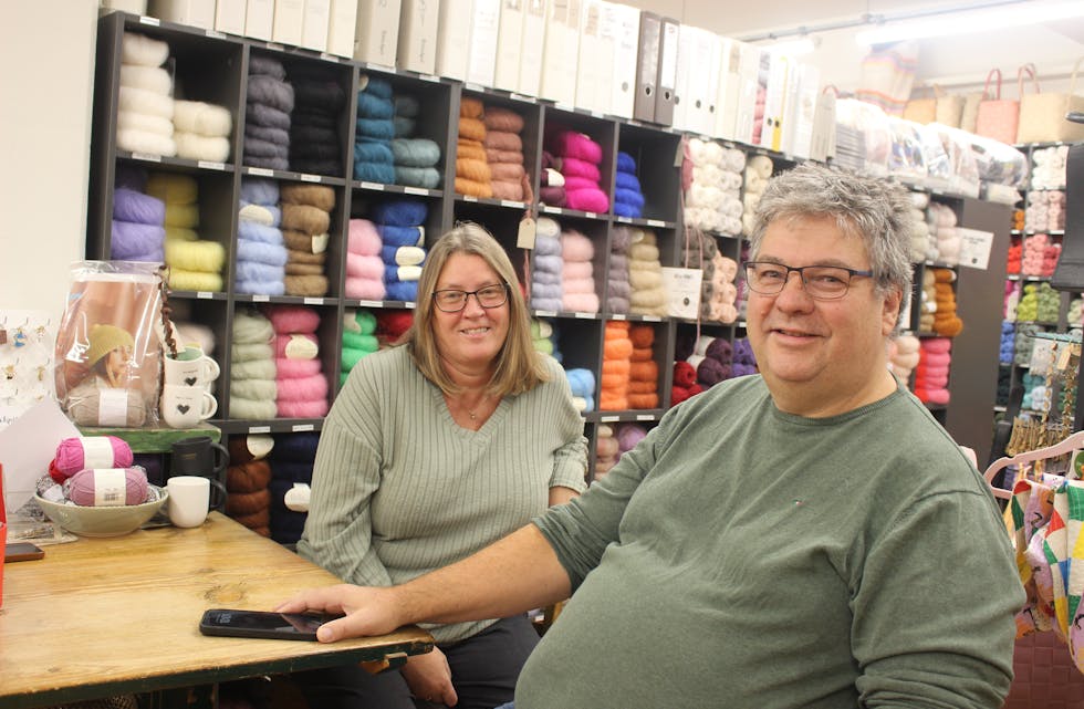 Vidar og Wenche Axelsen tilbyr garn til dei som vil strikke til Ukraina. -Folk må gjerne komme hit med garn dei ikkje bruker, me leverer det ut slik at det kan bli plagg til trengande menneske i Ukraina, seier dei to eldsjelene