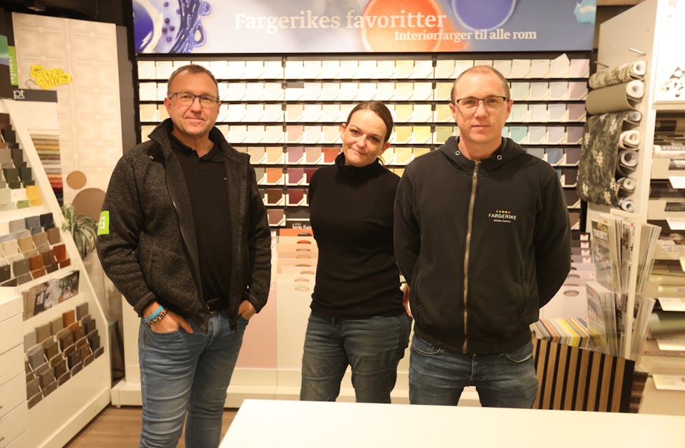 Eivind Tore Langelandsvik, Linda Kristiansen og Anders Maage Langelandsvik i Fargerike Aksdal Senter melder med tungt hjerte at snart stenger de butikken og gir seg. Foto: Alf-Einar Kvalavåg.