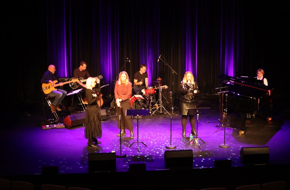 Serenity 2024 er: Oddveig Helen Rasmussen – vokal, Evy Fjeldheim – vokal, Camilla Hatlestad – vokal, Kjell Jostein Gismervik – gitar, Trond Schjølberg – gitar, Kjell Magne Brekkå – bass gitar, Lars Røthe – trommer og Olga Darkevich Dybdahl – piano. Foto: Alf-Einar Kvalavåg