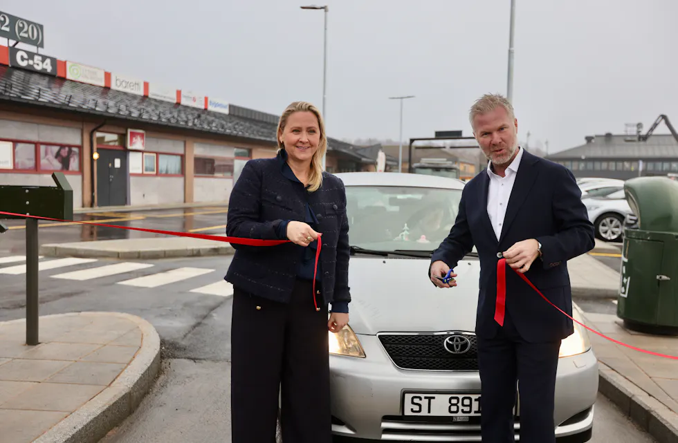 Administrerende direktør i Norge, Ann Helen Våge og franchisetaker Ronny Sigbjørnsen og klippet presist klokken 12.00 båndet og erklærte restauranten åpnet. Foto: Alf-Einar Kvalavåg