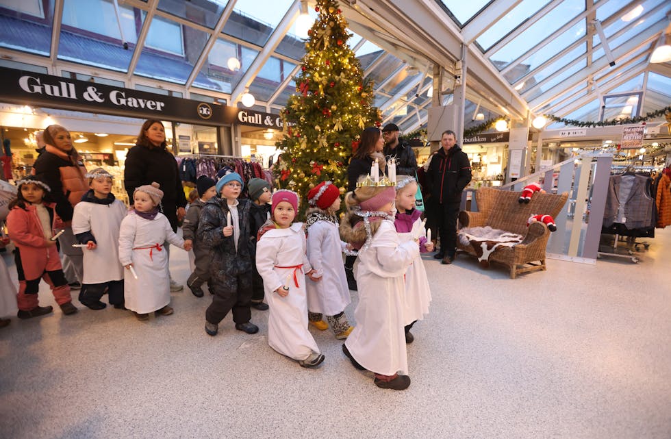 Barna i Aksdal Barnehage har nettopp vært på besøk i Aksdal Senter og spredd både glede og fin sang. Foto: Alf-Einar Kvalavåg