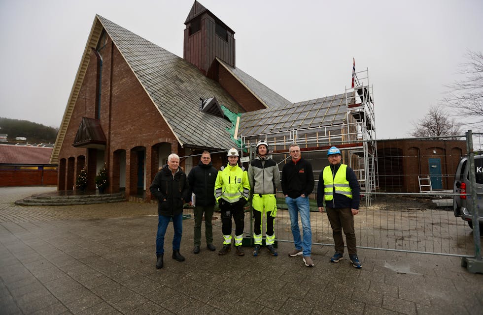 Kjøkkenet er tett, flagget på plass og tid for kranselag i Aksdal. Fra venstre: Asbjørn Espeset, Gjermund Lygre, Anders Skjold, Ole André Vik, Ottar Krakk og Bjørn Frode Hustoft. Foto: Alf-Einar Kvalavåg