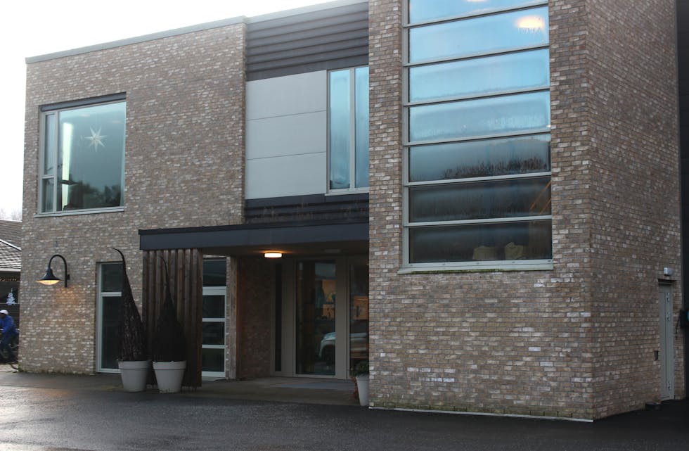 Då dagsenteret på Hamrane blei opna for snart to år sidan var festtalane fulle av gode ord som «innsparing, betre liv for brukarane og dei tilsette». Me har sjekka om påstandane held mål.