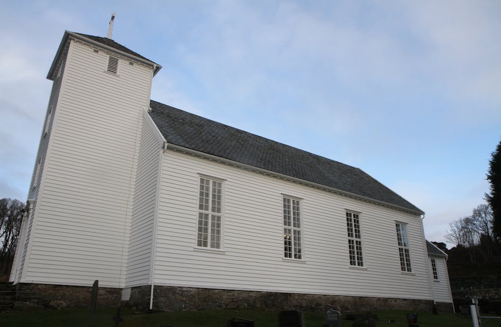 Tysvær Kyrkje i Tysværsvåg. Her skal alle vinduene på sørsiden skiftes ut.