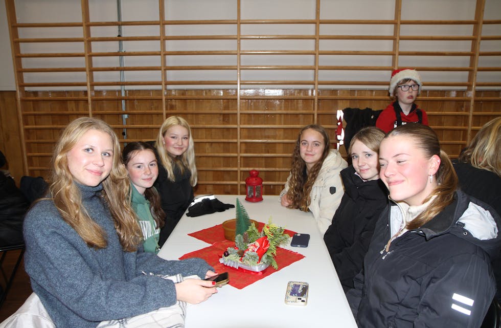 Maria, Eilin, Tiril, Ingvild, Camilla og Thea var alle samlet for kveldens festiviteter.