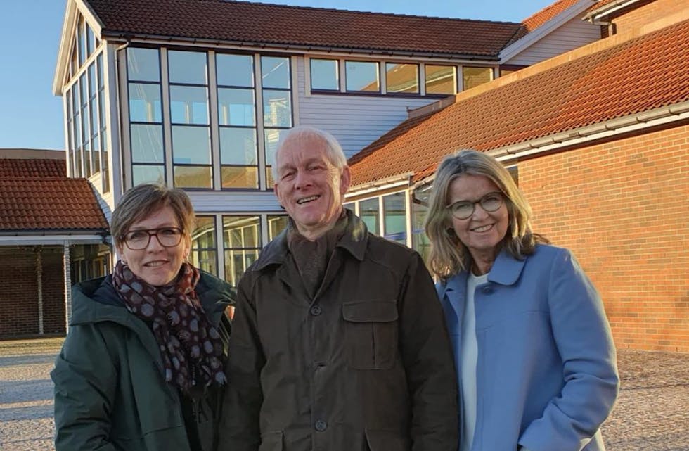 Representantar frå redaksjonskomiteen oppfordrar innbyggarane til å hente fram kvinnehistorier frå utvandringa til Amerika. Frå venstre biblioteksjef Lillian Rushfeldt, Per Qvale, Haugesund historielag, Marit Lothe, kulturkonsulent Tysvær kommune. Foto: Hege M. Naley Paulsen.