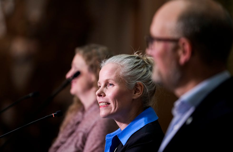 Tuva Moflag (Ap), Kristi Bergstø (SV) og André Myhrvold (Sp) under pressekonferanse på Stortinget etter SV og regjeringspartiene kom søndag til enighet om statsbudsjettet for 2025. Foto: Javad Parsa / NTB