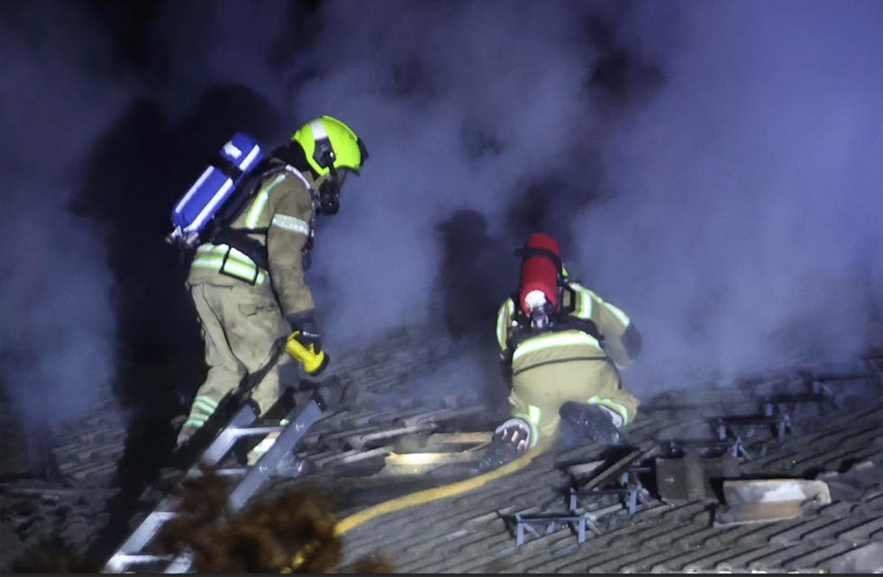 Brannvesenet måtte blant annet ta seg gjennom taket på eneboligen. Foto: Jostein Viestad / Press Photography