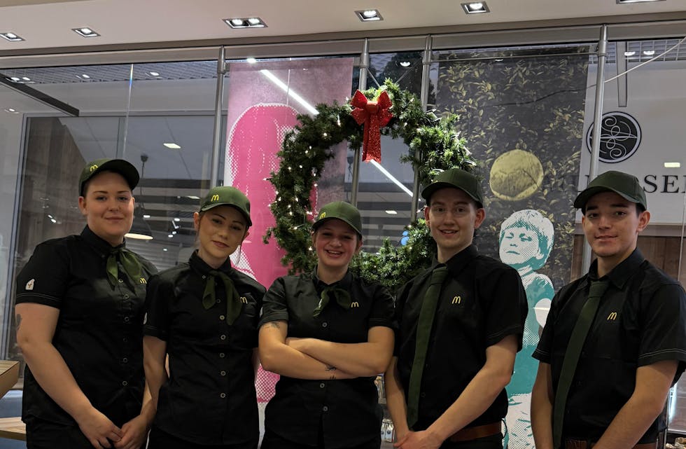 Denne gjengen er klare til å begynne i jobb i Aksdal Senter: Fra venstre: Ida, Tuva, Sarah, Aleksander og Adrian. Foto: McDonalds