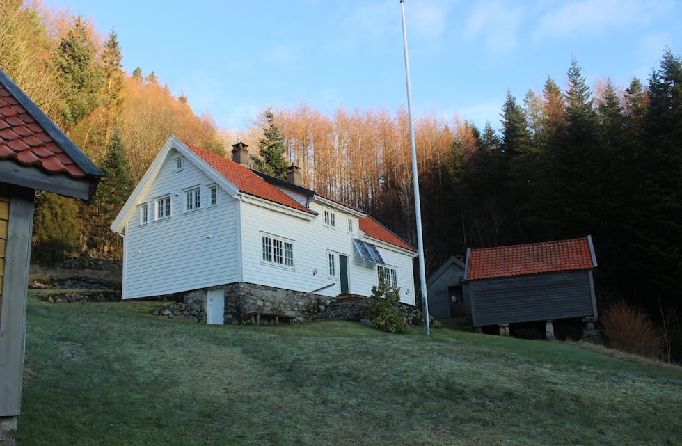 Stråtveit våningshus: Huset er godt tatt vare på sidan det blei fråflytta. I dag er eksteriør og interiør lite endra.
Bak huset ruvar fjell og skog. Foto: Marit Tvedt