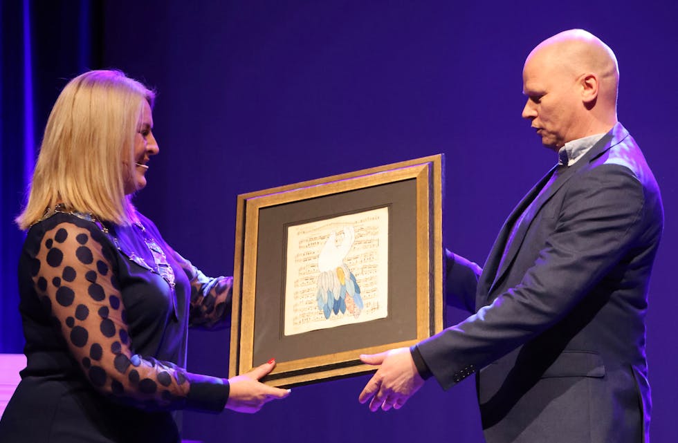 Næringslivsprisen: Hatteland Technology AS ved Jan Axel Roness. Prisutdeler ordfører Monika Lindanger. Foto: Alf-Einar Kvalavåg