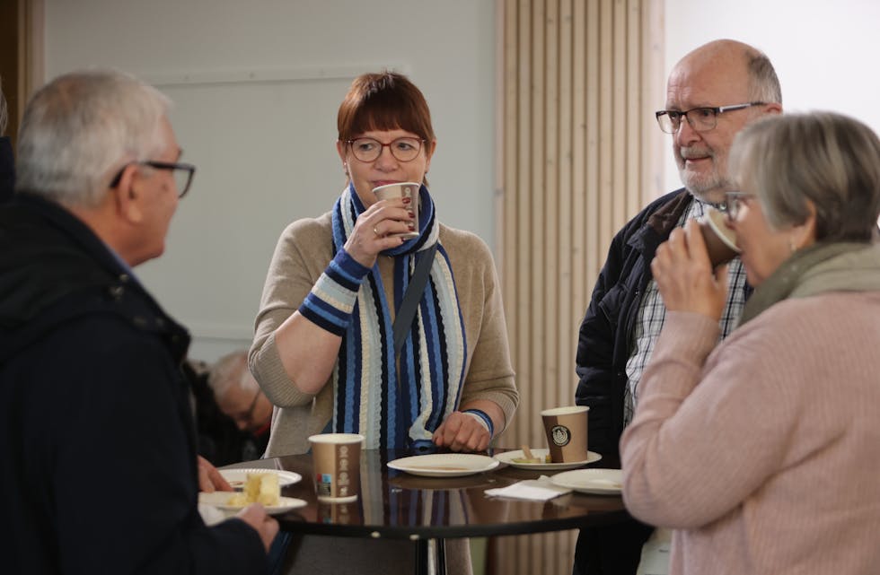 Gldelig mange ville ha seg et kakestykke og en prat etter nyttårsmottakelsen. Foto: Alf-Einar Kvalavåg