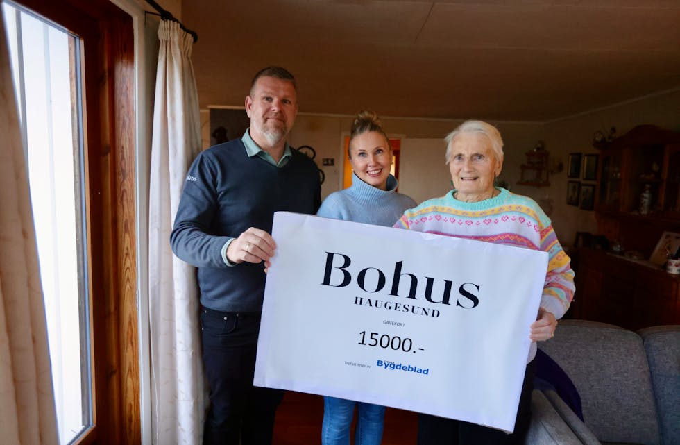 Ingvald Gitton Knudsen, Anne Marie Rossebø og Gerd Signy Amdal hadde ein koseleg time på tysdag heime hos gåvekortvinnaren. Neste år kan det vere deg me ringer til.