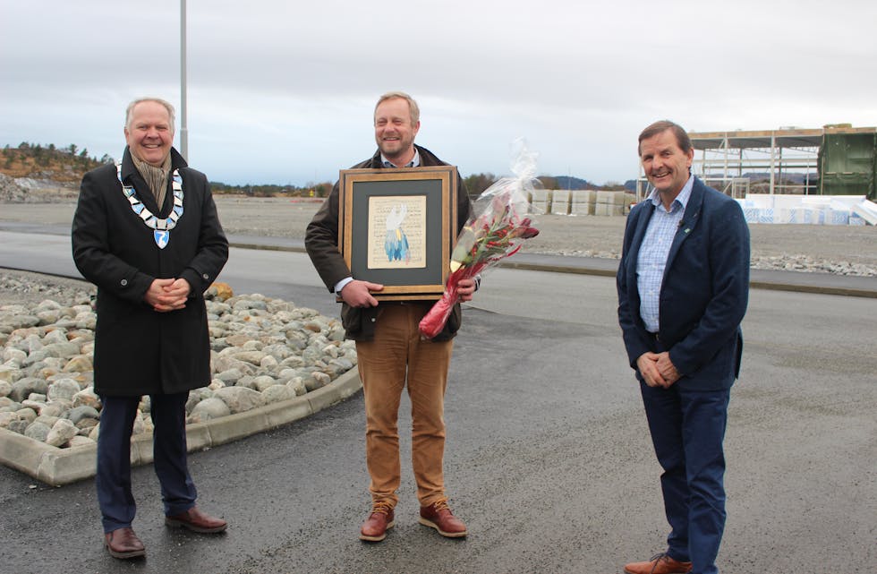 Vi måtte finne en metode for å bygge ut næringsparken på en miljøvennlig og mindre kostbar måte, sier Bent Jakobsen (i midten), leder i Aksdal Næringspark. Næringsparken har allerede høstet mye skryt for sine løsninger og bildet er tatt da de fikk næringsprisen av Sigmund Lier og Birger Førre.