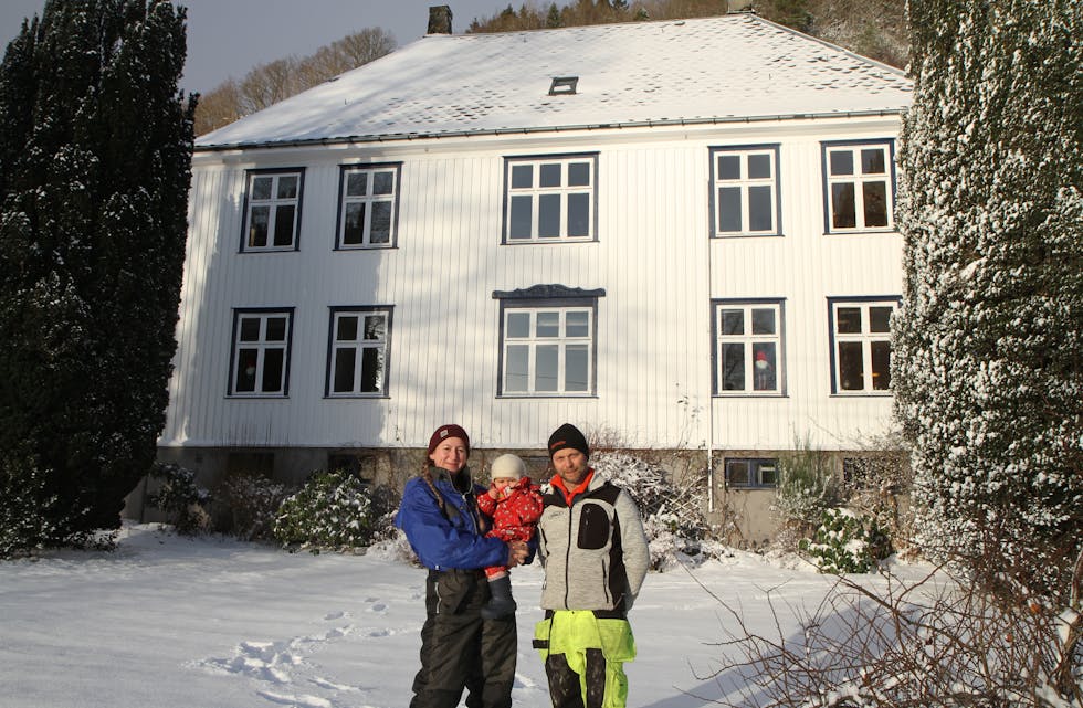 Elisabeth Endresen, Bjørn Rasmussen med datteren (sønnen var i barnehagen) foran doktorboligen som de har kjøpt og skal restaurere. Målet er at boligen skal bli både bolig og pensjonat.