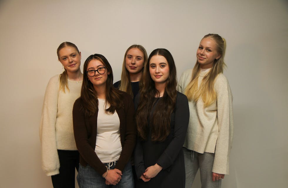 Jenny Elstad-Aarseth, Kristine Ruud, Rikke Pleym Iversen, Rajana Ismailova og Karoline Thime-Iversen. De er positive til ungdomsbedriften de nå starter opp.