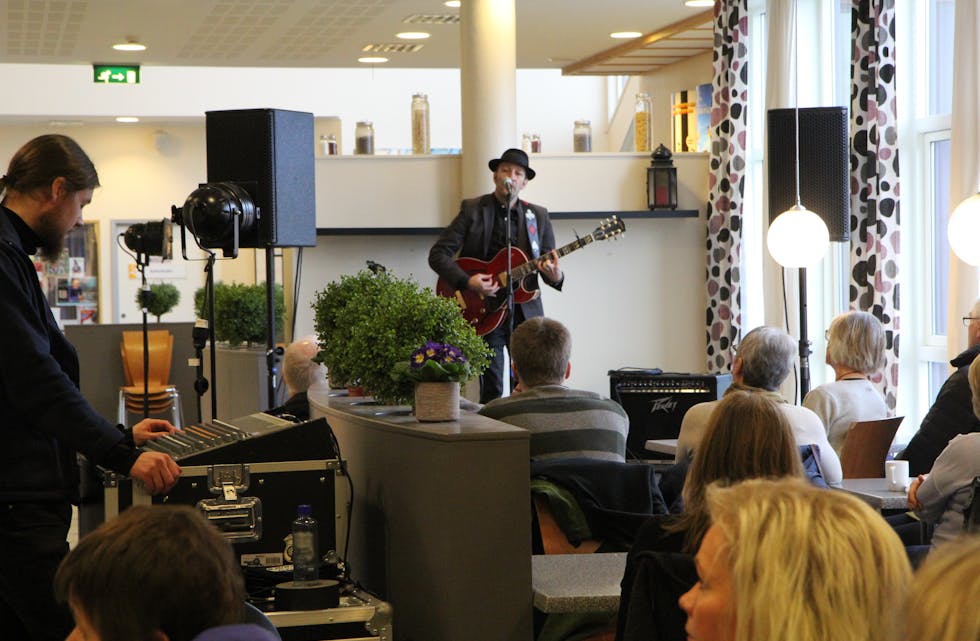 Den aller første konserten med Tom Roger Aadland var i kafeen, akkompagnert av et støyende kjøleskap. Foto: Alf-Einar Kvalavåg