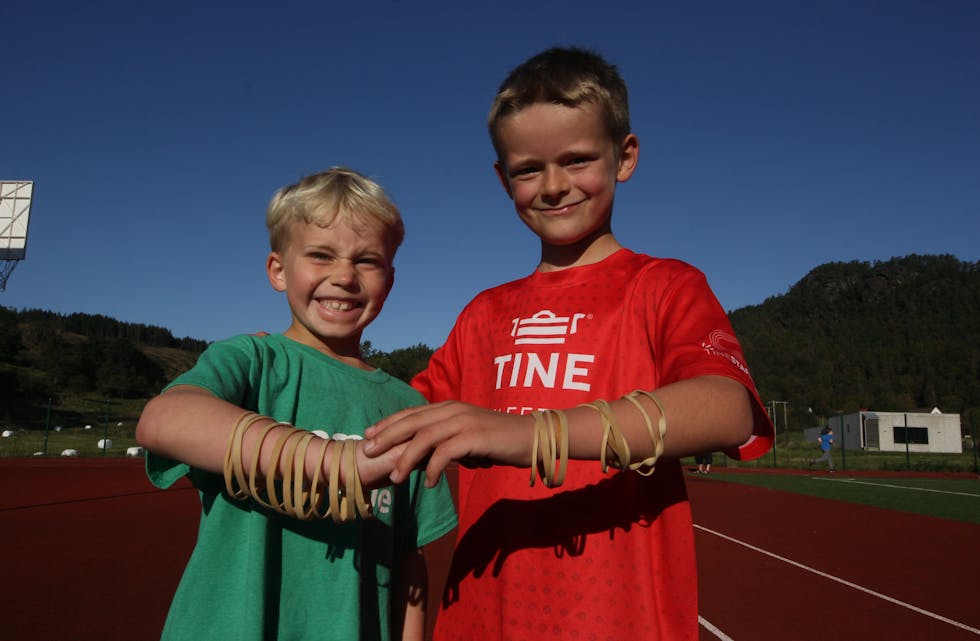 John Melhus Jensen og Eilev Nærheim Sande viser frem strikkene som symboliserer antall runder de har sprunget.