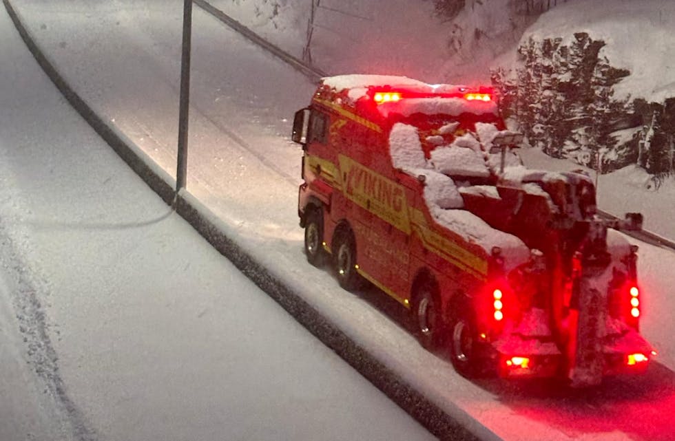 Redningsbil på vei mot Bokn. der har de hatt svært mye å gjøre i dag.