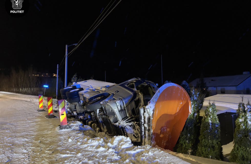 En brøytebil har havnet i grøfta ved campingen i Straumen. Foto: Politiet