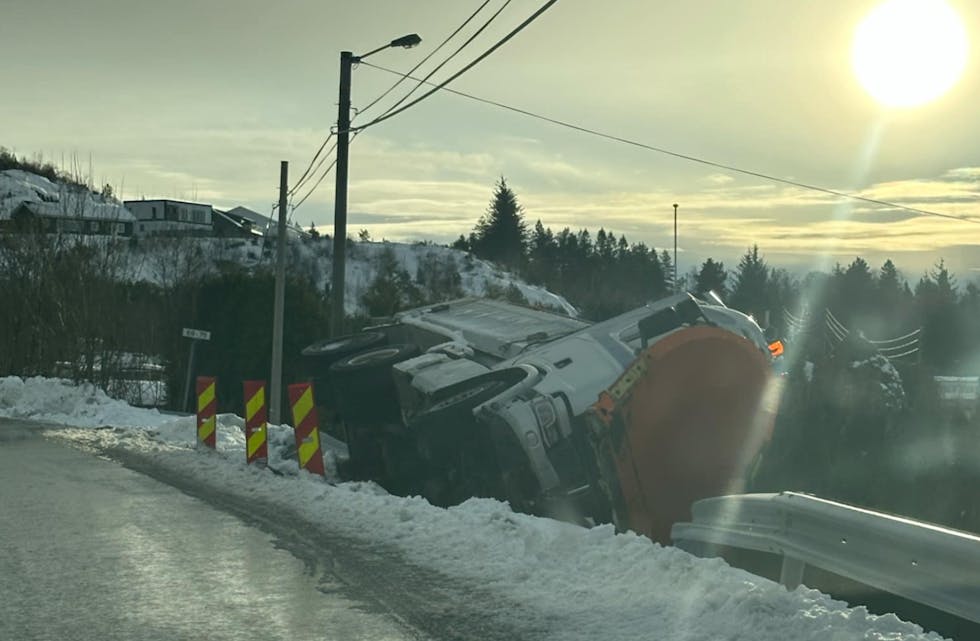 Vegen (515) blir stengt i kveld for gjennomkjøring ved krysset Bådsvikfeltet/campingplassen i forbindelse med berging av brøytebil som var uheldig i går.