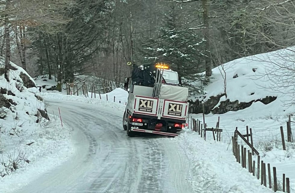En lastebil har sklidd av veien på Høievegen.