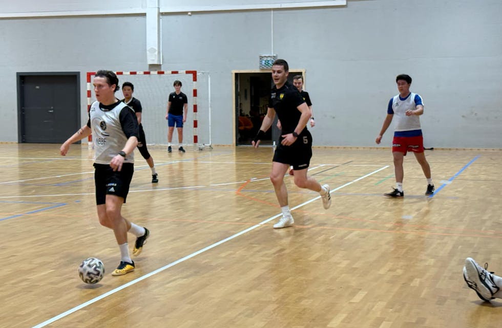 Adrian Tjomsland med ballen på årets første trening. Foto: Kjell Åge Kallevik