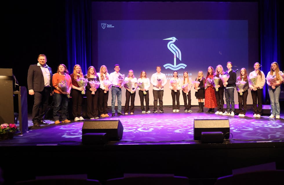 Varaordføreren og ordføreren på sidene. I midten 18 flotte representanter for idretten i Tysvær. Foto: Alf-Einar Kvalavåg