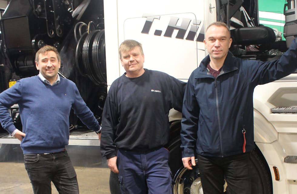 Når ein er ny i landet er det fint å ha ein tolk å støtte seg til. Dima (Dmytro Khomenko t.h i bildet) er tilsett i NAV og støtta Yvhin då han og familien kom til landet. Brekke til venstre og Yvhin i midten.
Foto: Marit Tvedt