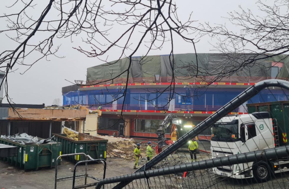 C-paviljongen blir plukket fra hverandre bit for bit, for å gjøre plass til den nye ungdomsskolen på Frakkagjerd. Foto: Brit Iren Meland/Tysvær kommune