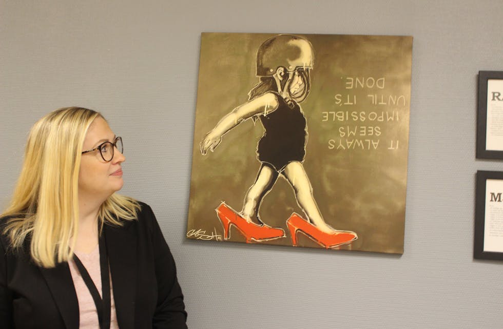 Det går an å meditere over fleire tema, meiner Kristin Marie Dahle. Blant anna er ho glad i bodskapen på bildet som heng på kontorveggen hennar