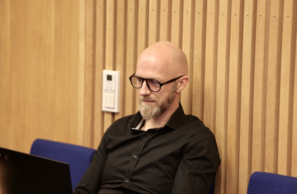 Teknisk sjef Asbjørn Moe forklarer at det er NVE som har ansvar for masten. Arkivfoto.