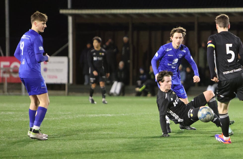 Falkeid-spillerne Aaron Toth til venstre og Sindre Bakken til høyre. Her i duell med Halvor Hansen og Elliot Espetvedt. I mai og oktober blir det lokaloppgjør. Arkivfoto: Alf-Einar Kvalavåg