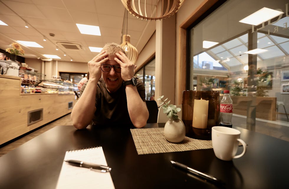 Henning Aarekol på kafé i Aksdal Senter tidleg ein måndag morgon. Han er på vegen med framsyninga «Menn har også følelser» om blir å sjå i Tysværtunet. Foto: Alf-Einar Kvalavåg