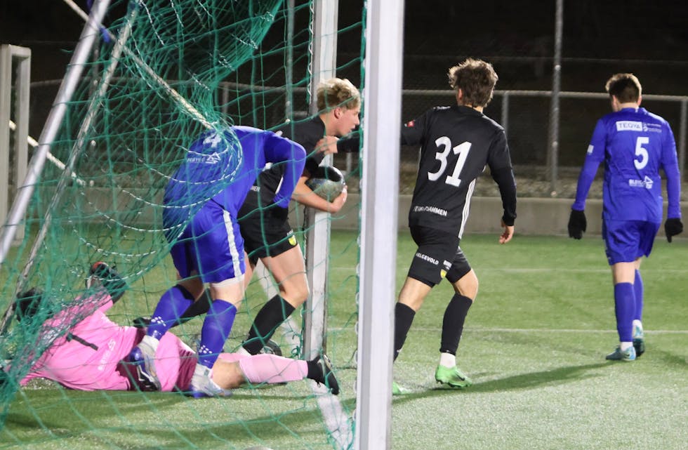 Kristoffer Tjorland scoret sitt første mål og var rask med å snappe ballen fra Falkeid-keeper John Alexander Norheim. Foto: Alf-Einar Kvalavåg