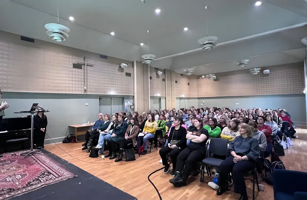 Fagdagen «Frå bokhylle til leseglede» ble arrangert på Tysværtunet, og med 120 deltakere fra 12 ulike kommuner var arrangementet fullbooket.