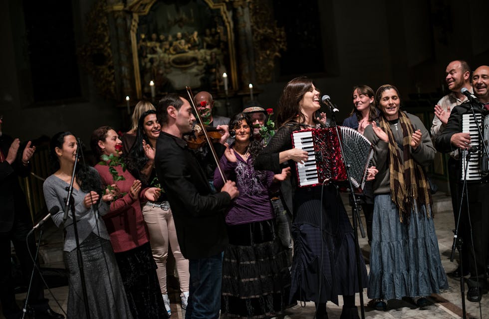 Romkoret med Molland under en av hennes konserter.