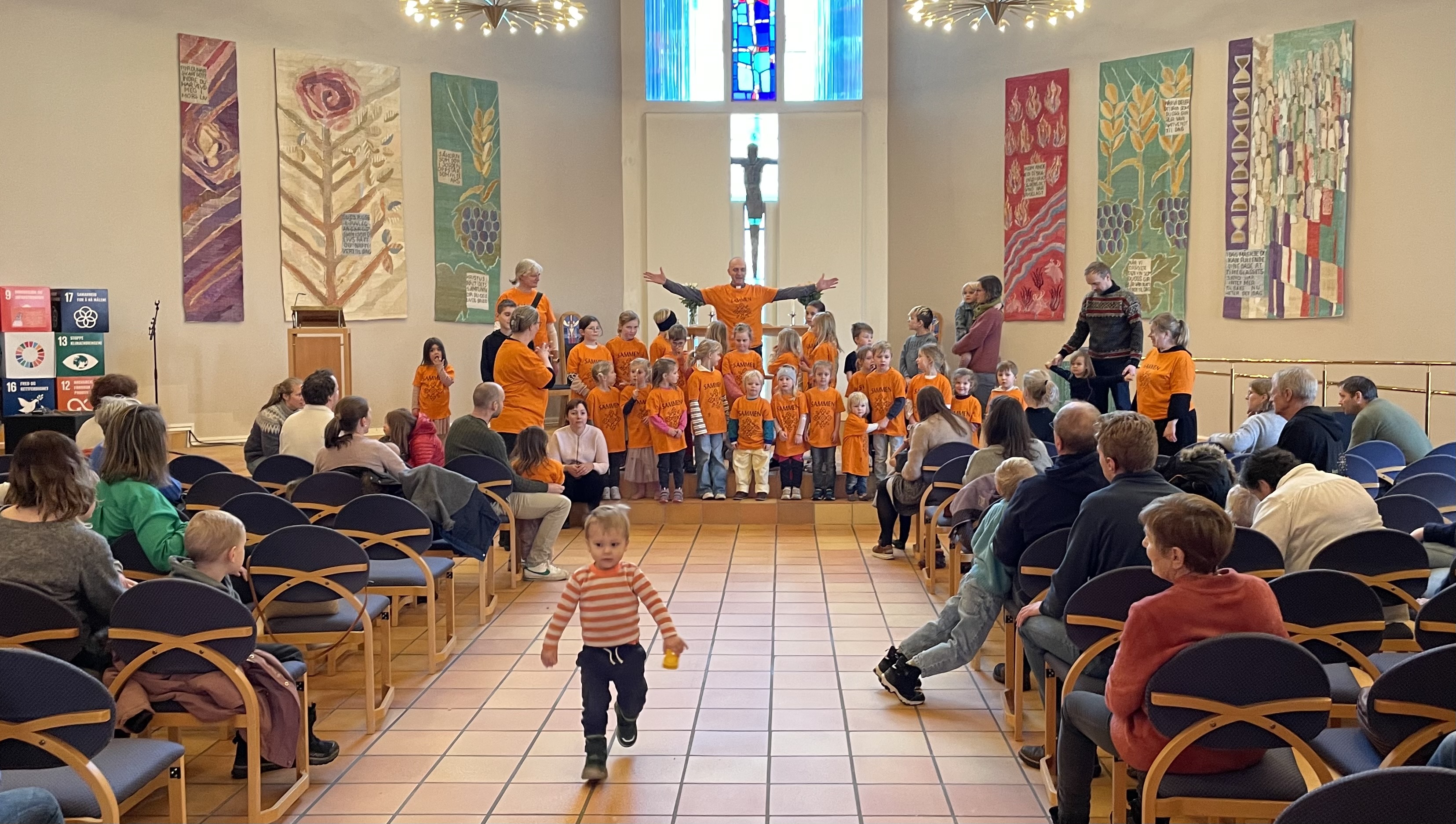 Det var fullt hus og god stemning i kyrkja. Foto: Janne Eide