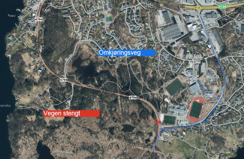 Kartutsnitt: Rød merking viser hvor Høievegen er stengt 11.-13. februar 2025, og blå merking viser omkjøringsvei.