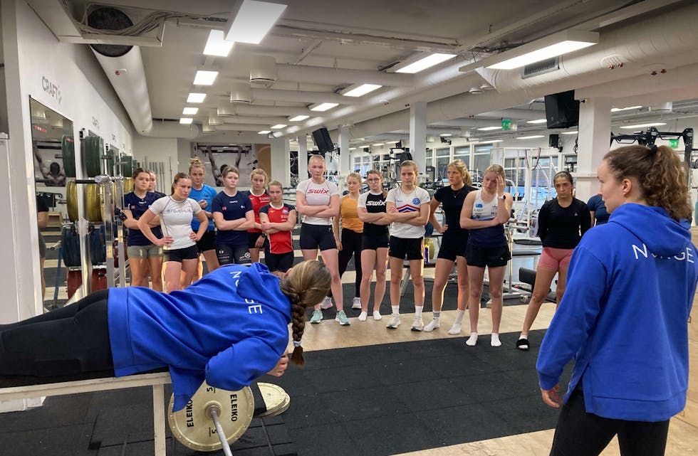 Anna Sletsjøe og Kristine Amundsen fra K4 båten som var i OL i sommer var hovedtrenere. Det var 25 padlejenter fra ni ulike klubber som var med til Olympiatoppen sine fasiliteter på Sognsvann Oslo.
Foto: Marianne Fjeldheim