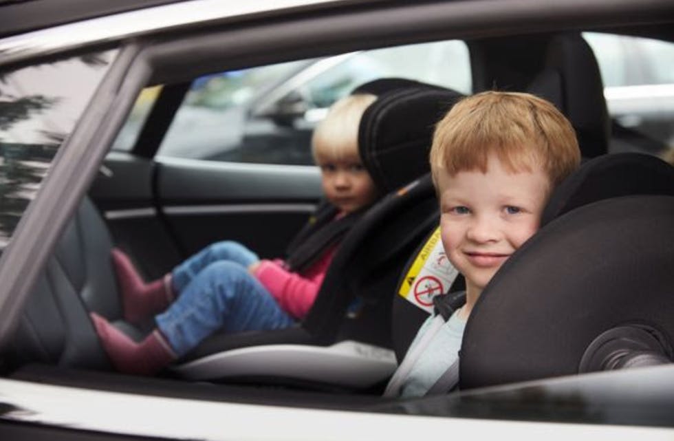 Nordmenn er blitt flinke til å sikre barna sine. Men litt for ofte gjøres det feil, som kan bli fatale. Morten Brakestad/Trygg trafikk