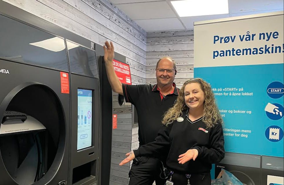 Petter og Solveig Marie Mortveit ved panteautomaten som tar i mot alle flaskene og boksene på Frakkagjerd.