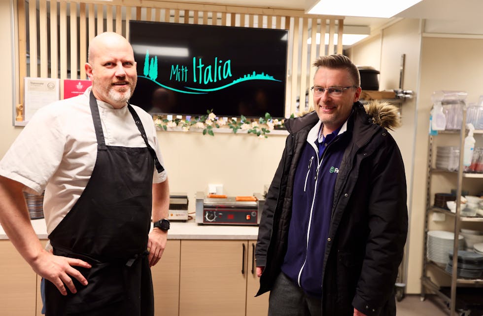 Oddvar Brekke og Geir André Sjursen får god hjelp av elevar frå Karmsund vgs under Italiensk aftan i Tysværtunet.
Foto: Alf-Einar Kvalavåg
