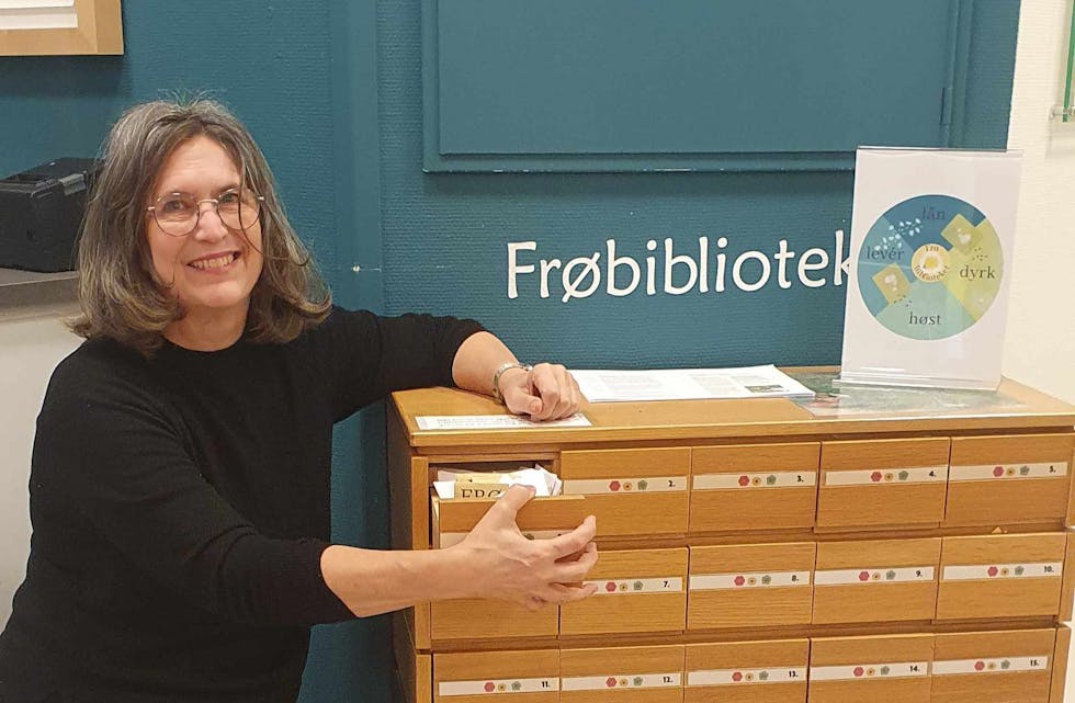 Du kan hente ut elle levere frø til frøbiblioteket i Aksdal. Bjørg Rørtveit har stort lager i det gamle arkivskapet på bibliotektet.
Foto: privat