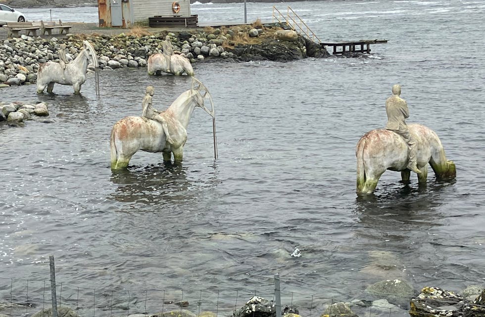 eg gleder meg over hestane som står med beina i havet litt nord for Kvalsvik. Foto: Marit Tvedt