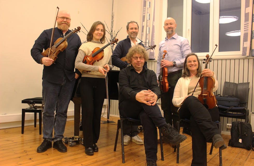 Frå venstre: førstefiolinist Alf Kristian Hansen, konsertmeister Ingrida Zibaite, nestleiar Pål Eide, leiar Bernt Olav Bauer-Nilsen, framme: Goos ten Apel og styremedlem Margit Heggebø.