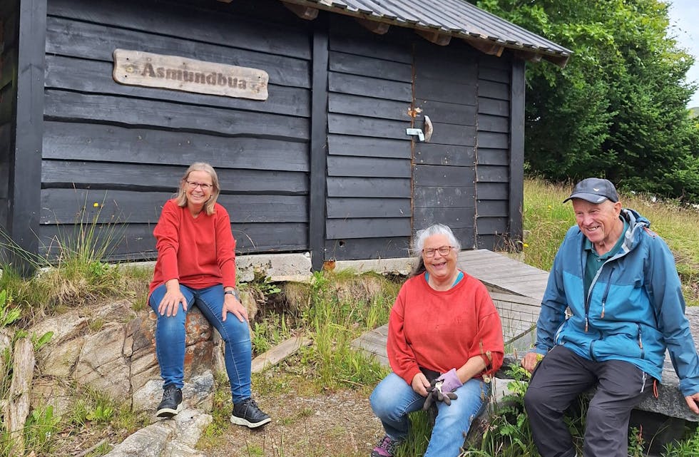 Trivselshagen: Lisbeth Haaheim Skilhagen, Astrid Strømø og Trygve Vinnes ved Åsmundbua, ei lita hytte omkransa av steinbord og benker.
Foto: Privat