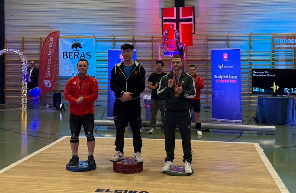 Stefan Rønnevik (i midten) er norsk mester i vektløfting. Foto: Privat